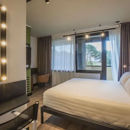 Mercure Cinecitta 4*